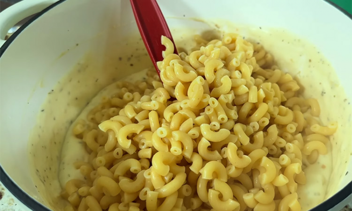 Сливочные макароны с сыром и чесноком. Без мяса, но потрясающе вкусно