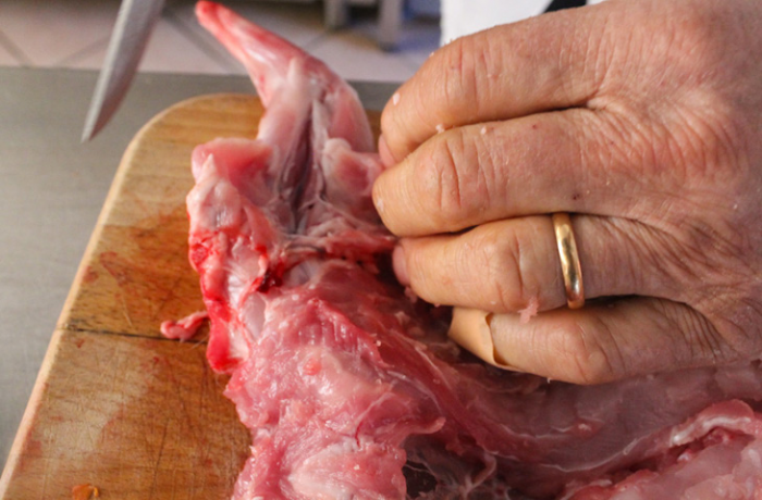 Как удалить из кролика все кости, сохранив цельной тушку