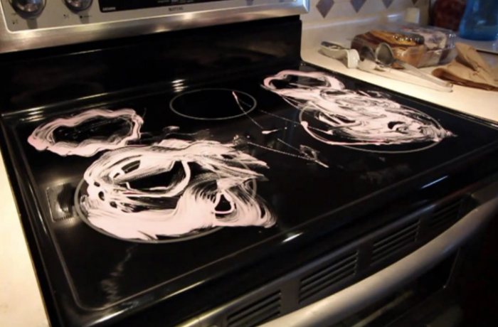 Смешиваем соль с маслом и сводим слой грязи со сковороды. Чистим кухню до блеска подручными средствами