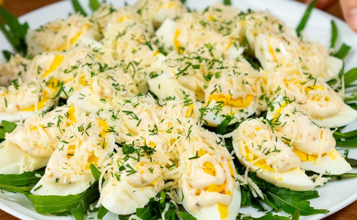 Угощение гостям, когда в холодильнике нашлись только яйца. Ставим на стол закуску, где их не узнают