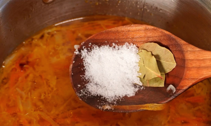 Борщ на свиных ребрышках с дополнительными ингредиентами: самый красный, с крепким бульоном