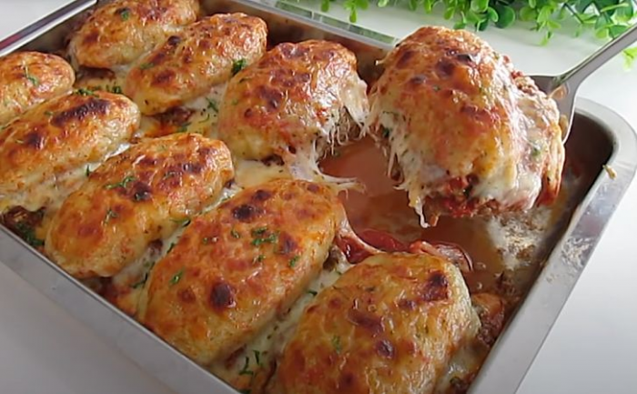 Фарш не переводим на котлеты, а делаем почти мясо по-французски. Можно подавать даже гостям