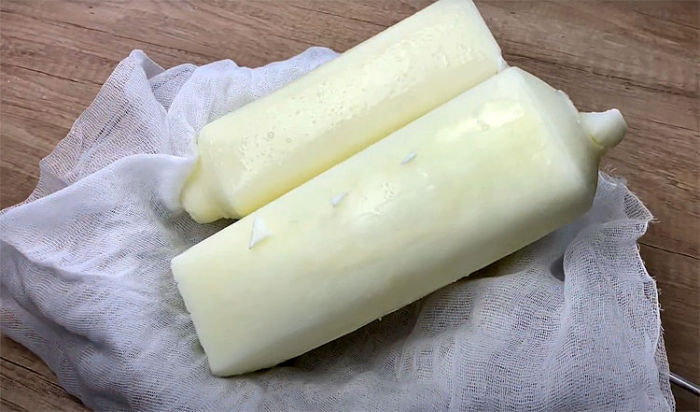 Превращаем замороженный пакет кефира в домашний сыр. Просто убираем лишнюю влагу