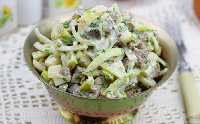 Превращаем маринованный лук в основу салата: добавки попросят и те, кто раньше лук вообще не ел