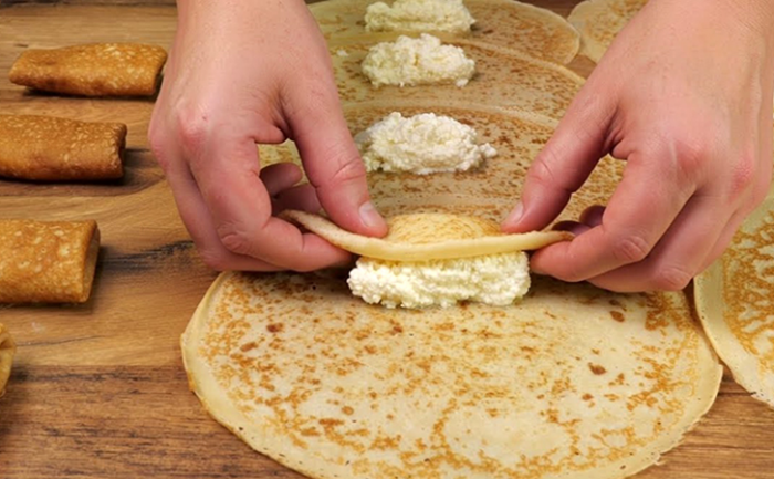 Раз приготовите и месяц отдыхайте. Запас на заморозку: блинчики с фаршем на ужин, с творогом на завтрак