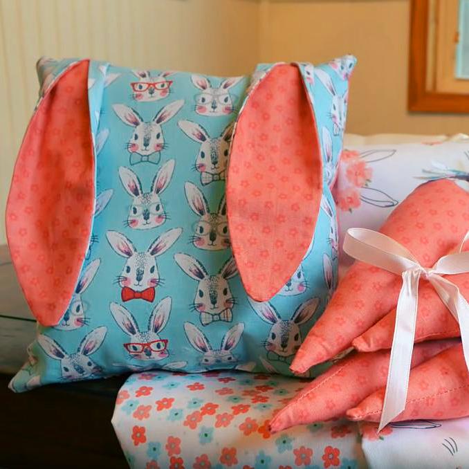 Пасхальный декор: подушка с ушками и морковки