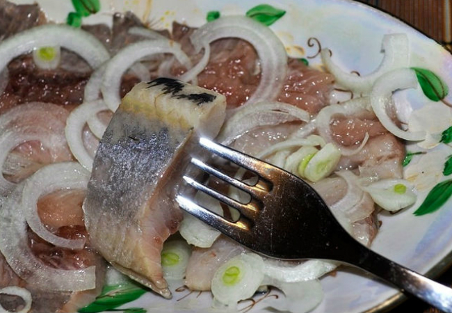 Китайцы пробуют русские блюда: назвали 5 самых необычных на свой вкус