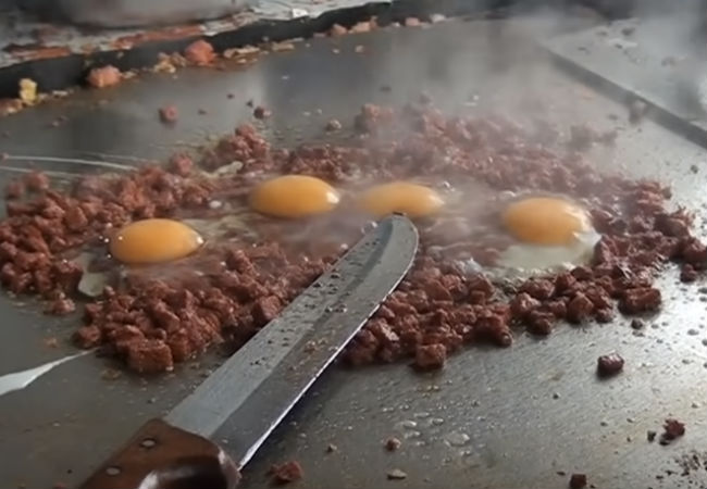 Жарим минуту фарш, а потом разбиваем в него яйца
