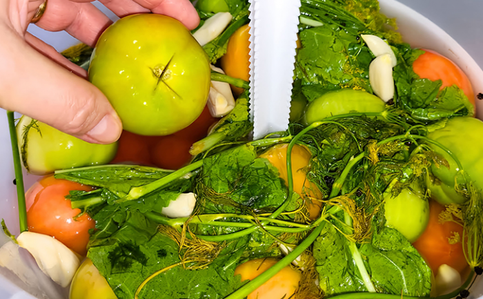 Берем поздние зеленые помидоры и квасим. Вкуснее маринованных