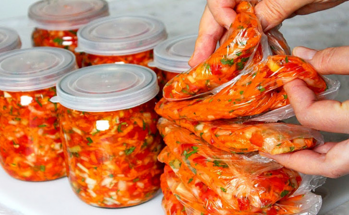 Консервированный салат-заправка на холода. Будет ароматным, даже если сделать из тепличных овощей