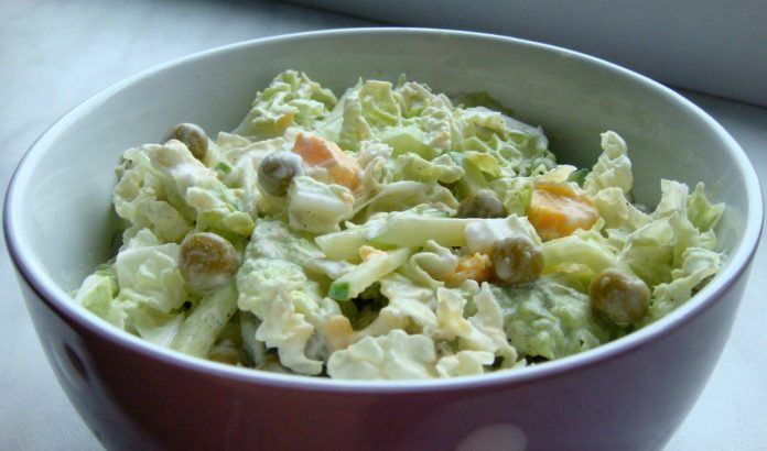 Салат с пекинской капустой горошком и яйцом. Вкусно и сытно