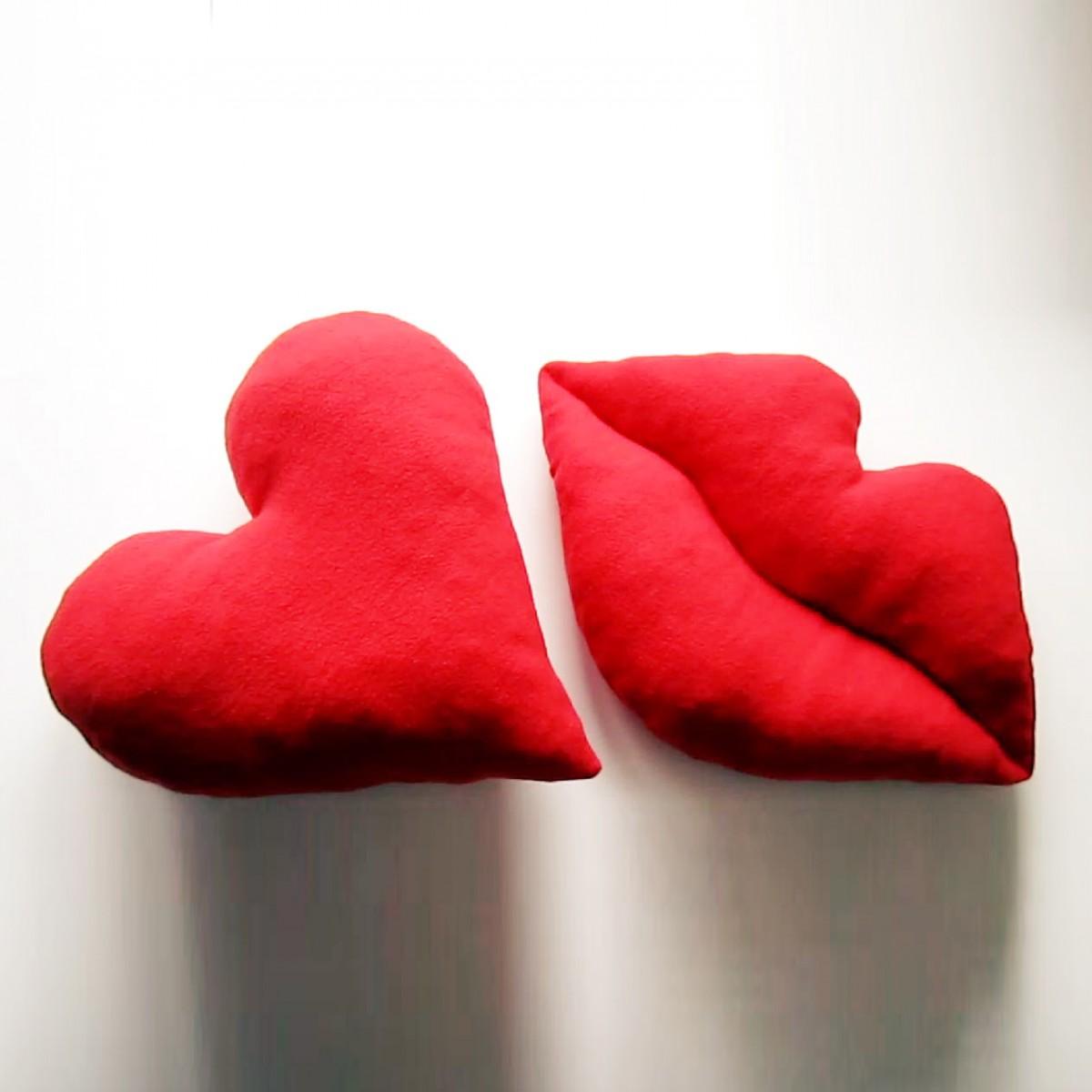 подушка ко Дню Святого Валентина губы сердце сшить